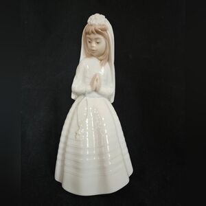 Nao by Lladro porcelain figurine of a girl, commonly known as "Girl Praying"